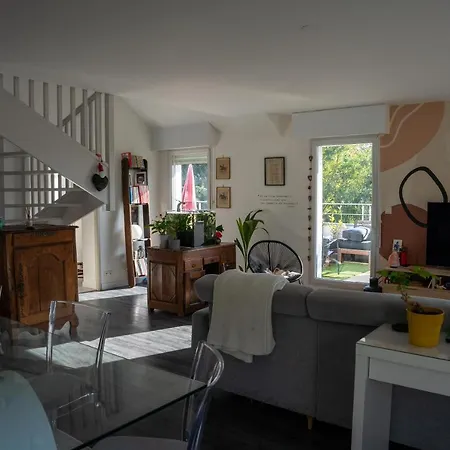 D בית אירוח *